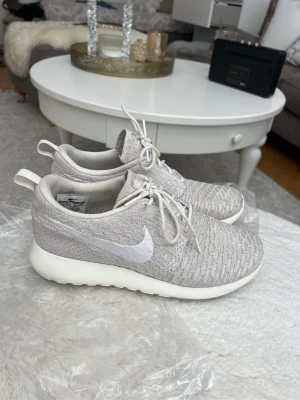 Nike roshe run flyknit - Strl 39 men lite stora i strl Använda endast 2-3 ggr Nypris 1700kr