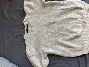 Stickad T-shirt  - Snygg stickad T-shirt, knappt använd 