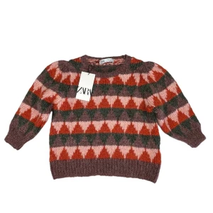 Stickad topp Zara - (Bild lånad) Kortärmad stickad topp från zara köpt för länge sen för ungefär 400kr. Varan är o fint skick och har inte kommit till användning så mycket. Är i strl M men passar mig bra som vanligtvis när strl S. Hör av dig för fler bilder🫶🏼💘