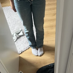 Blå straight snygga jeans från Zara - Ganska ljusblå, supersnygga, straight jeans från Zara. Jag köpte för ungefär 2 år sedan så de är ganska använda. Säljer nu för att de är för små för mig. 💘