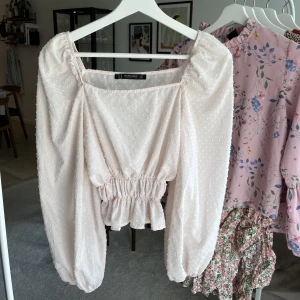 Blus - Superfin ljusrosa blus från Chiquelle. Prickiga detaljer över hela blusen samt snygga ärmdetaljer. Sparsamt använd och inga fel 🩷skicka dm om du vill se blusen på!