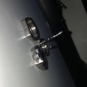 Stainless steel ringar - 2 rostfritt stål ringar med text (Fuck off) och (T), nypris 140kr styck, nupris 50kr styck  Och justerbar droppe ring 20kr, frakt 14kr