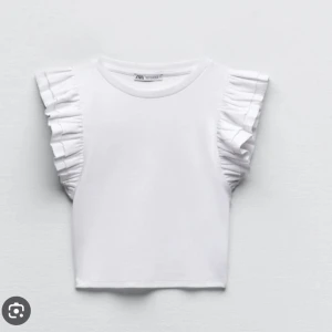 Volang tröja  - Säljer en volang tröja från zara som jag inte använder längre den är i bra skick!