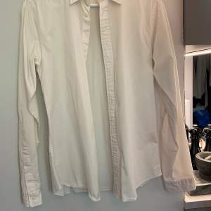 Riktigt snygg skjorta från Tiger of Sweden. Skjortan är knappt använd och gjord i bomullstyg. 