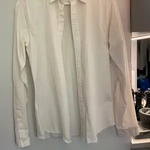 Riktigt snygg skjorta från Tiger of Sweden. Skjortan är knappt använd och gjord i bomullstyg. 