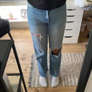 Säljer dessa snygga zara jeans, de är i väldigt bra skick💗jag är ca 177cm för referens 