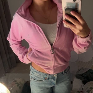 Rosa juciy tröja - HELT OSANVÄND, lappen är kvar, Storlek S, Orginallt köpt för 850