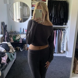 Mysset - Mörkgrått mysset med ribbatmönster från Nelly😇 