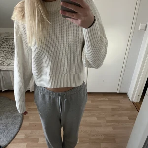 Vit stickad tröja från monki! - Säljer denna superfina tröjan ifrån monki för att den tyvärr inte kommer till användning längre! 