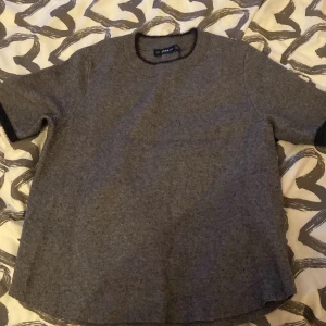 Grå stickade tröja - Jätte fin grå stickad tröja från zara som är i storleken L men jag brukade ha på mig det och jag är en xs/s. Pris kan diskuteras vid snabb affär. Står inte för postens slarv. Pris kan diskuteras vid snabb affär.