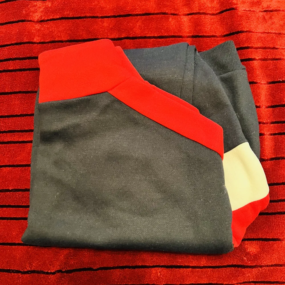 Turtleneck tröja med dragkedja från H&M.  Kort längd.  Ej använd.   Färg mörkblå och röd.  ”Pris går att pruta ” . Tröjor & Koftor.
