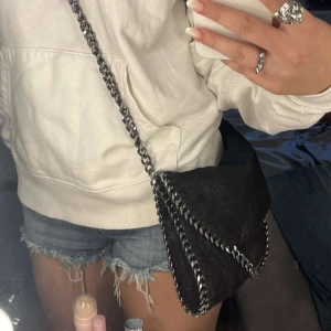 Väska - Säljer denna jätte fina Stella McCartney liknade väska som jag tyvär inte använder längre, sparsamt använd och inga speciella defekter 😇😇 