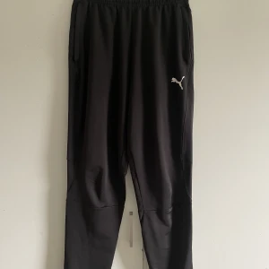 Träningsbyxor  - Svarta Puma träningsbyxor i storlek  152. Mycket bra skick.