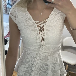 Topp - Vit topp med spets. Från Gina tricot i storlek xs. 50kr+frakt!