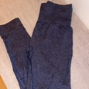 Seamless träningstights - Nyskick. Knappt använda marinblå seamless träningstights från Pierre Robert i strl M.   Nypris 399
