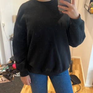 Svart oversize collegetröja  - Svart collegetröja i oversize🖤🖤 Från Bershka i storlek S Använt skick