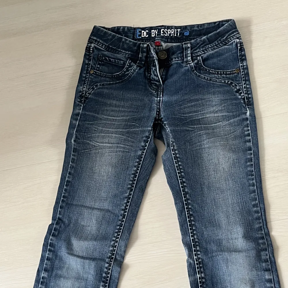 Säljer nu mina lågmidjade jeans ,knappt använda  jag köpte dom även secenhand💞. Jeans & Byxor.