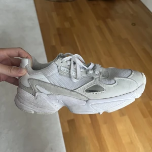 Adidas Falcon W  - Säljer ett par Adidas falcon w skor i stl 37 1/3. Har använts några gånger men är i fint skick.