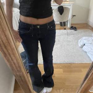 Skitsnygga lågmidjade jeans som ja köpte från en tjej på Plick men var för stora. Passar nån runt 1,65 o lite längre :)  Innerbenslängd: 78cm  Midjemått rakt över: 36cm