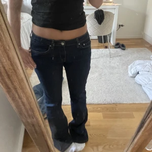 Lågmidjade jeans  - Skitsnygga lågmidjade jeans som ja köpte från en tjej på Plick men var för stora. Passar nån runt 1,65 o lite längre :)  Innerbenslängd: 78cm  Midjemått rakt över: 36cm