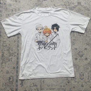 tpn promised neverland tröja anime - the promised neverland tshirt emma ray norman slitet tryck från att tvättas dock ej buren många gånger strl S