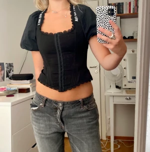 I.AM.GIA korsett - Världens finaste korsett från I.AM.GIA. Gör ont att sälja denna, sitter så fint. Superbra skick! ❤️ Om du vill ha fler bilder, var gärna specifik med vad du vill ha bild på❤️🥰🫶🏻. 