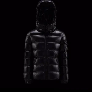 Moncler Bady Jacket  - Säljer min Moncler jacka som jag köpte november 2022 från monclers hemsida, har digitalt kvitto från dom och äktehetsbevis som jag fick med! Den har inga defekter alls och kom inte så mycket till användning. Jag är 166 cm och den är lite lång på mig. 