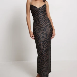 Klänning  - Jättefin klänning från NA-KD. Endast provad en gång men tyvärr för liten för mig :( nypris 499:- Köparen står för frakt