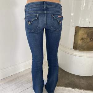 Säljer dessa lågmidjade jeansen med skit snygga fickor från hudson. Midjemåttet är 37 och innerbenslängden är 77 cm