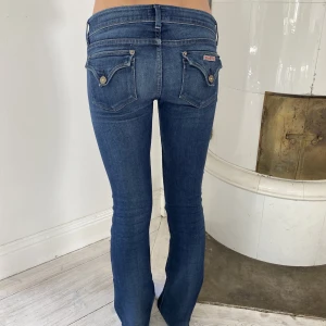 Lågmidjade jeans me fickor - Säljer dessa lågmidjade jeansen med skit snygga fickor från hudson. Midjemåttet är 37 och innerbenslängden är 77 cm