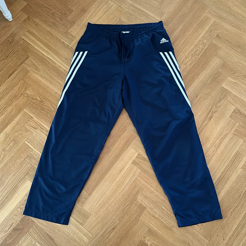 Störtsköna adidasbrallor i polyester. Shoutout till alla mina adidasriddare🥷. Jeans & Byxor.