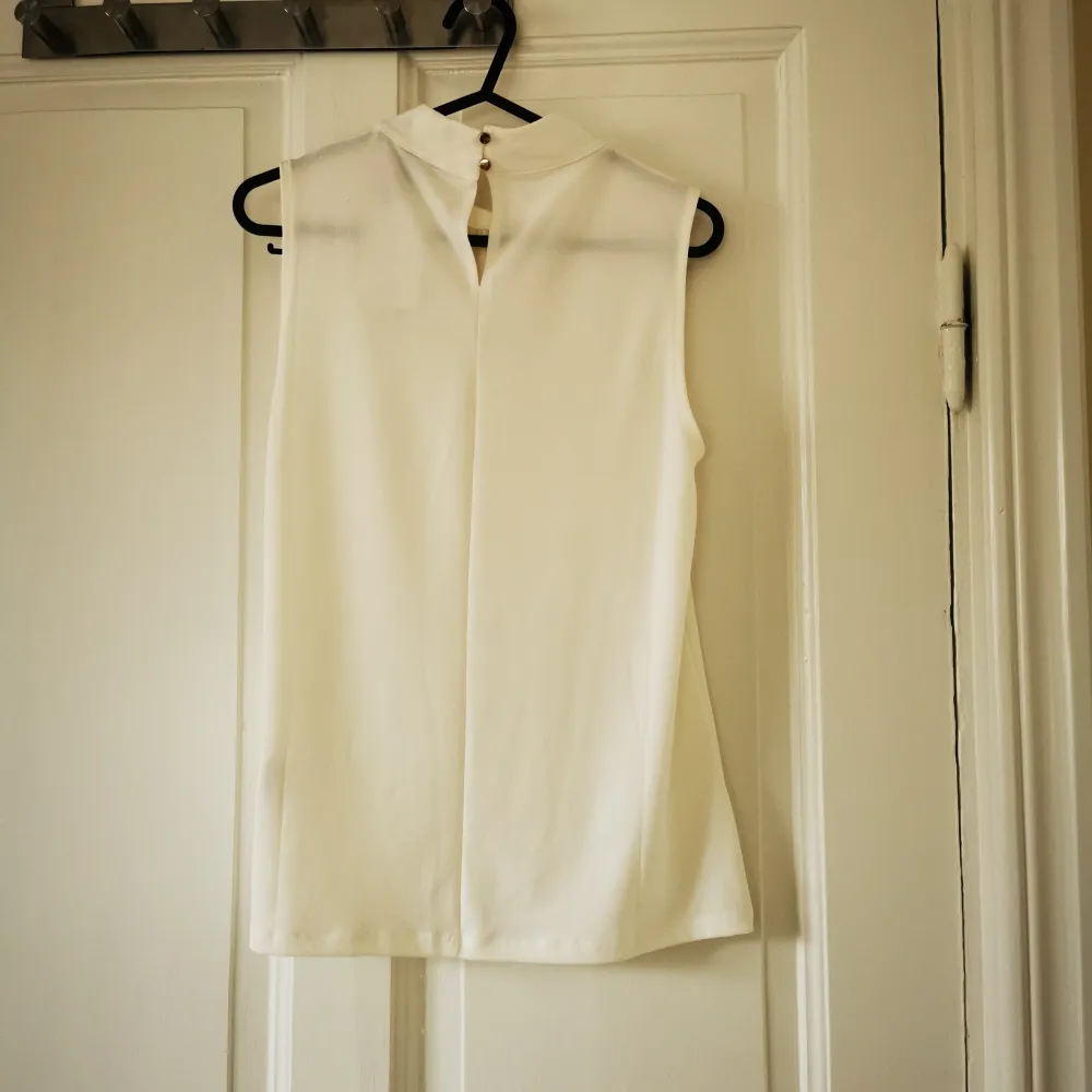 Sleeveless blouse from H&M size XS. Cream color. New with tag . Blusar.
