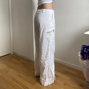 Vita byxor - Fina vita cargobyxor, storlek 38. 🥰🥰