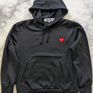 Commen des garcons hoodie - Mycket fint skick knappt använd  Storlek: Medium. något mindre i storleken. Om du har S passar den bättre.  Köpt för: 2000kr
