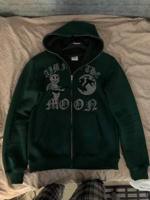 Aim for the moon zip up hoodie som är använd 2 gånger, köpte fast ångra mig direkt när jag fick den, så säljer den nu, ingen palett har lossnat köpt på deras hemsida.