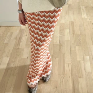 Långkjol  - Såå snygg långkjol som bara är använd en gång så den är helt som ny❤️ första bilden är lånad och de två andra är mina, säljer för att jag tycker att den är litw kort på mig som är 175 