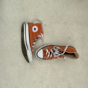 Orangea Converse - Så coola Converse! De är tvättade i maskin😌