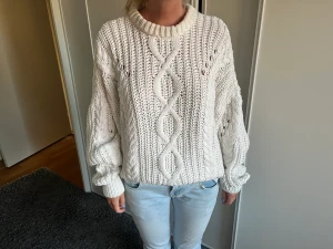 Stickad tröja  - Jättefin vit stickad tröja i fint skick!