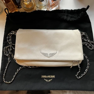 Äkta vit Zadig & Voltaire väska  - Köpt på Zalando för två år sen!🩷Väskan är i bra skick men det finns lite tecken på användning men den är väl omhändertagen annars(kan skicka mer bilder privat)!! Båda kedjorna följer med samt påsen. 