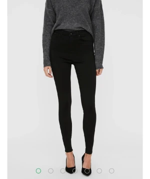 VMSOPHIA HÖG MIDJA JEANS - Dessa jeans har varit använda 1-2 gånger och är där med i jättefint skick.  1a bilden är från hemsidan. För att ni ska få en extra tydlig idé om hur jeansen ser ut. Länk: https://www.veromoda.com/sv-se/product/10198520_2161/skinny-fit-hoeg-midja-jeans
