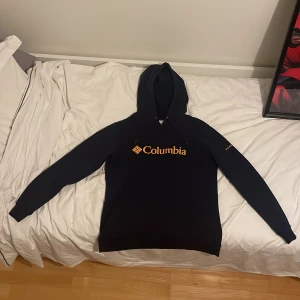 Colombia hoodie navy  - Mörkblå hoodie från Colombia med dubbelficka