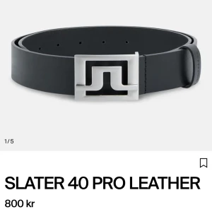 J.Lindeberg bälte - Säljer min killes J.Lindeberg bälte i svart och silver då den inte kommer till användning längre, fortfarande i väldigt bra skick! Nypris 800kr! 🌸