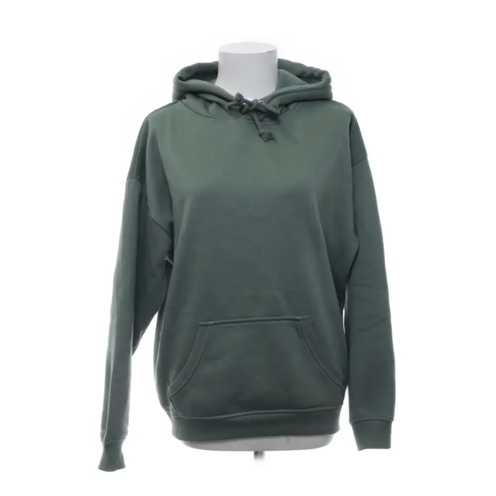 Säljer denna snygga hoodie från bikbok. Har använts några gånger men är i princip i nyskick.. Hoodies.