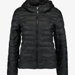 only jacka - jätte fin basic höst jacka men tyvärr för stor på mig! ny skick förutom en defekt vid ena fickan men går jätte lätt att sy 