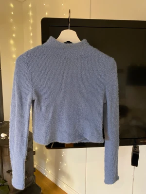 Kroppad blå tröja - Kroppad tröja i lite tjockare material. Går ända upp till halsen. Inga slitage på tröjan  Skriv privat om intresse finns!