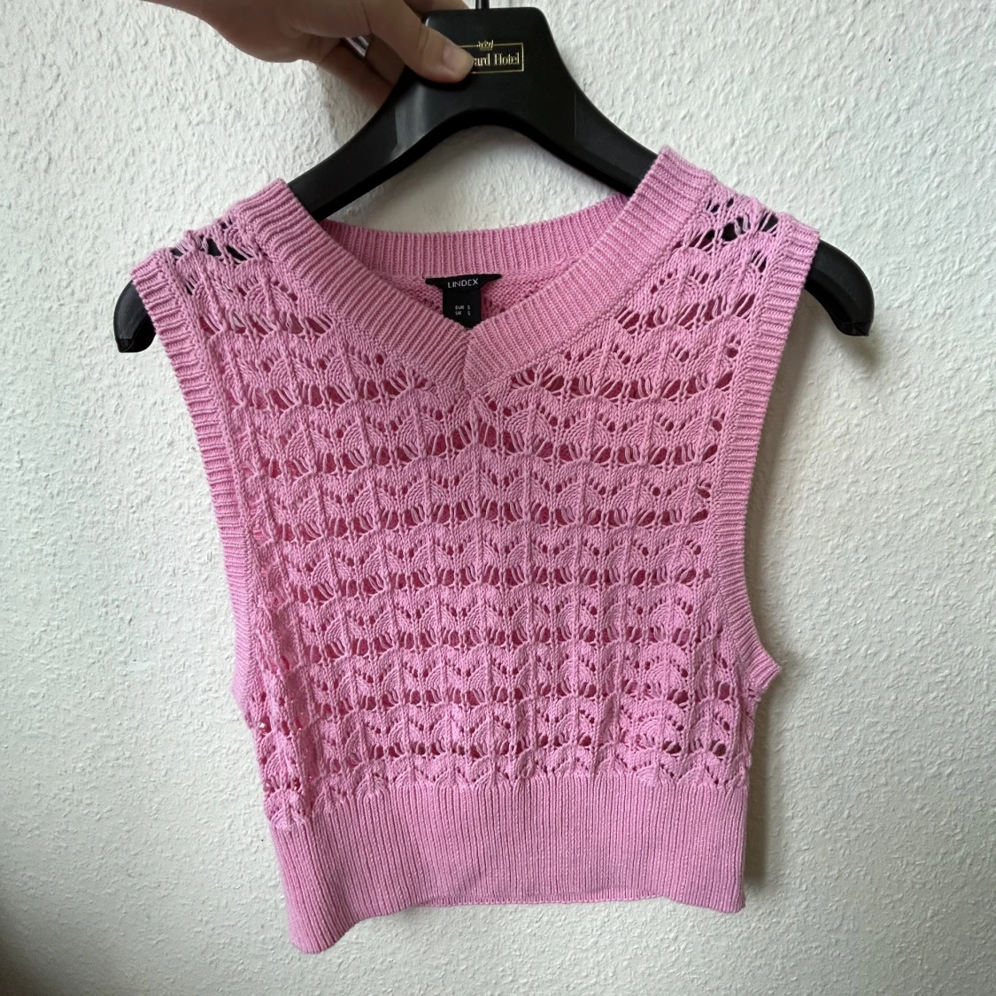 Rosa virkad väst från Lindex - 91