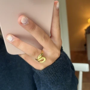 Ring - Säljer denna ring, guld, som jag köpte på olympia, har väldigt många ringar så måste sälja några!🤍 justerbar också
