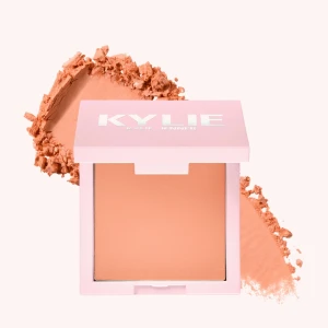Kylie by Kylie jenner Blush  - Kitten baby är fören som är en fin lätt peacy nyans.  Nyskick endast swatchad.  Nypri 270kr