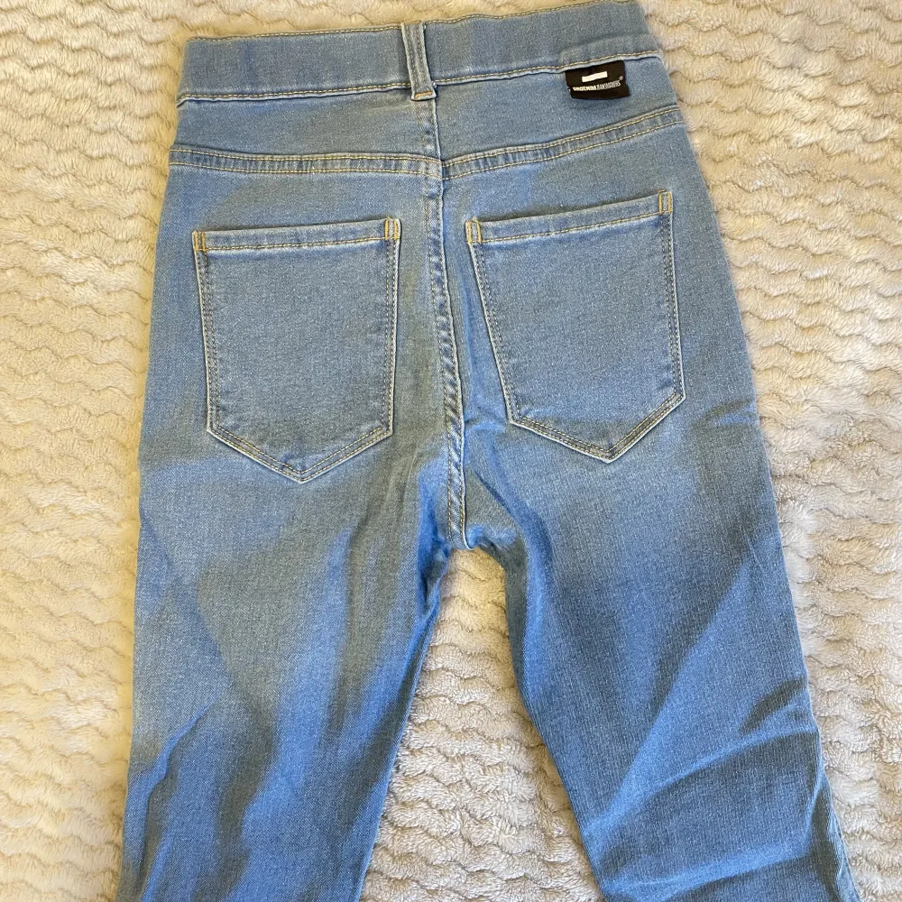 Storlek S stretch material köpta från SALT. Endast en gång använda . Jeans & Byxor.