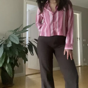 Little shirt sorbet - Köpte denna här på plick men säljaren ljög om storleken… så säljer dem vidare till någon som förhoppningsvis kan uppskatta den🩷❤️ ord pris 1200kr, mitt pris 600kr. (Matilda har storlek xl i sista bilden, så sitter den om man skulle vilja ha den oz)🥰